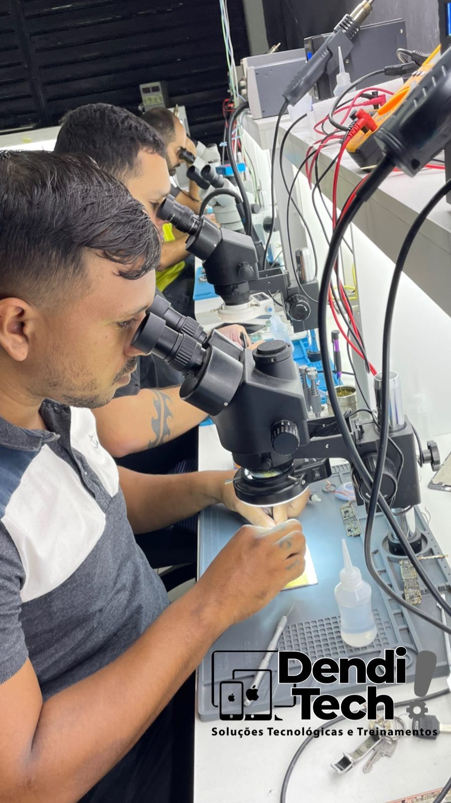 Técnicos praticando manutenção com microscópios