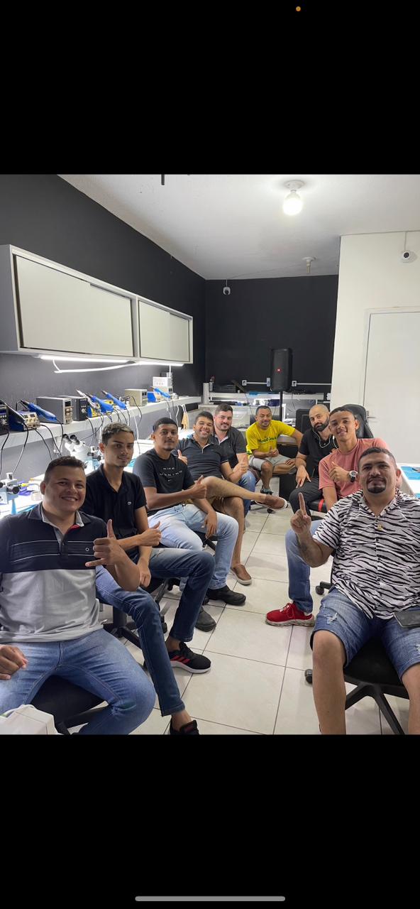 Alunos em laboratório de manutenção